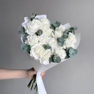 Букет из белых диантусов с эвкалиптом